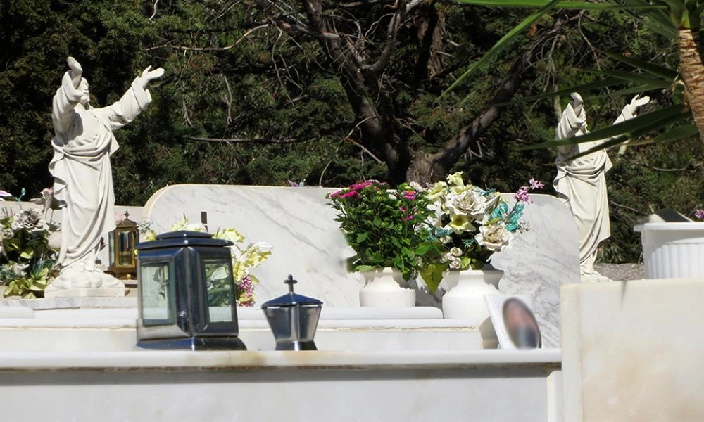 Φρίκη στην Καλαμάτα- Τυμβωρύχοι έκλεψαν χρυσά δόντια και βαλβίδα καρδιάς από σορό